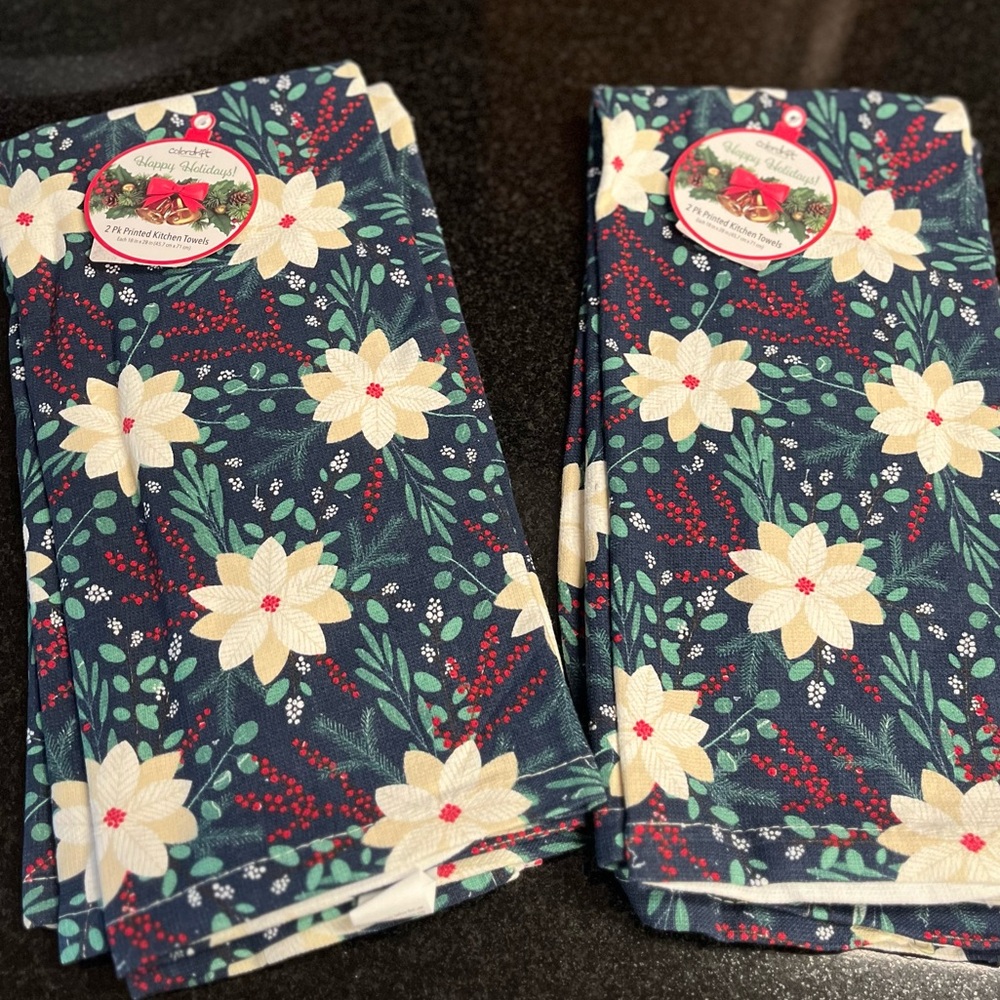 Holiday 2 pack printed kitchen towels NWT